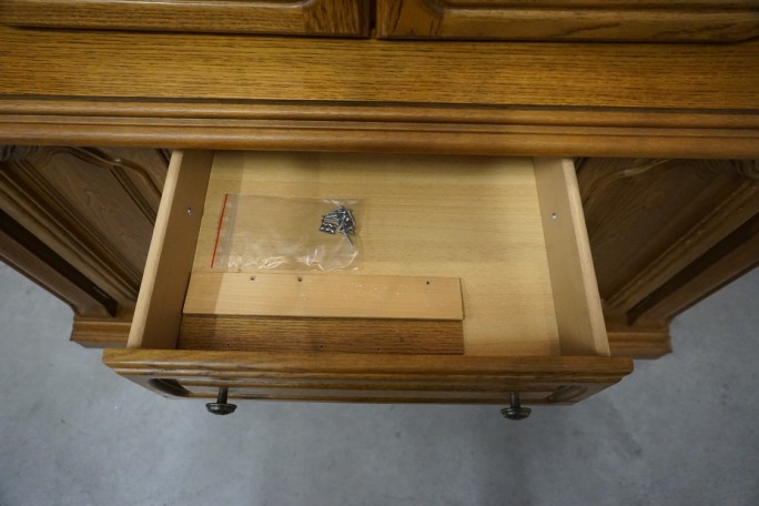 WITRYNA Z KOMODĄ DĘBOWA PODŚWIETLANA SZER. 137 CM