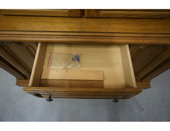 WITRYNA Z KOMODĄ DĘBOWA PODŚWIETLANA SZER. 137 CM