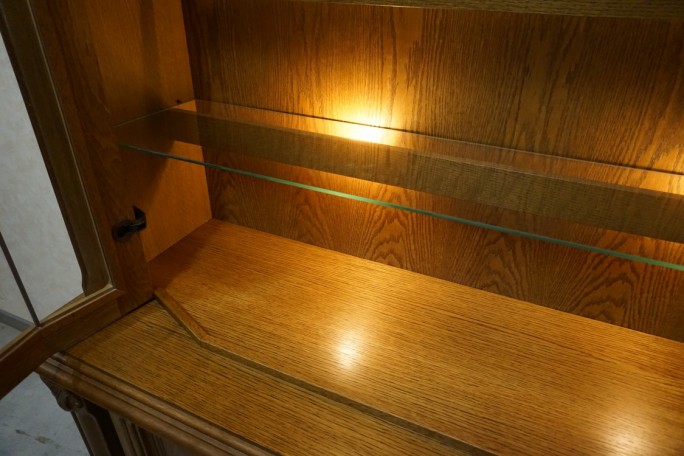 WITRYNA Z KOMODĄ DĘBOWA PODŚWIETLANA SZER. 137 CM