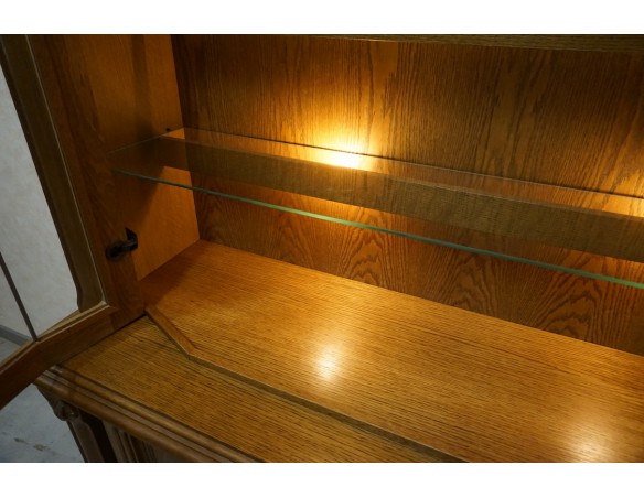 WITRYNA Z KOMODĄ DĘBOWA PODŚWIETLANA SZER. 137 CM