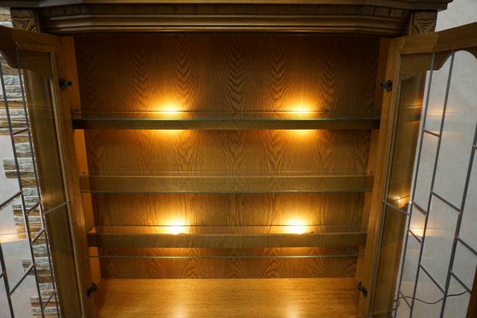 WITRYNA Z KOMODĄ DĘBOWA PODŚWIETLANA SZER. 137 CM