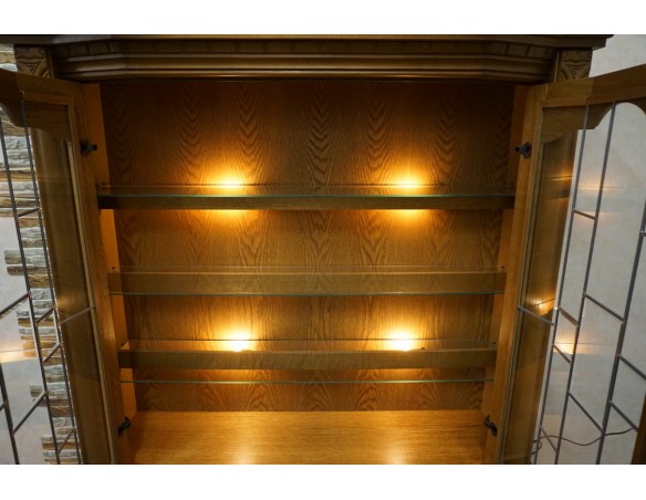 WITRYNA Z KOMODĄ DĘBOWA PODŚWIETLANA SZER. 137 CM