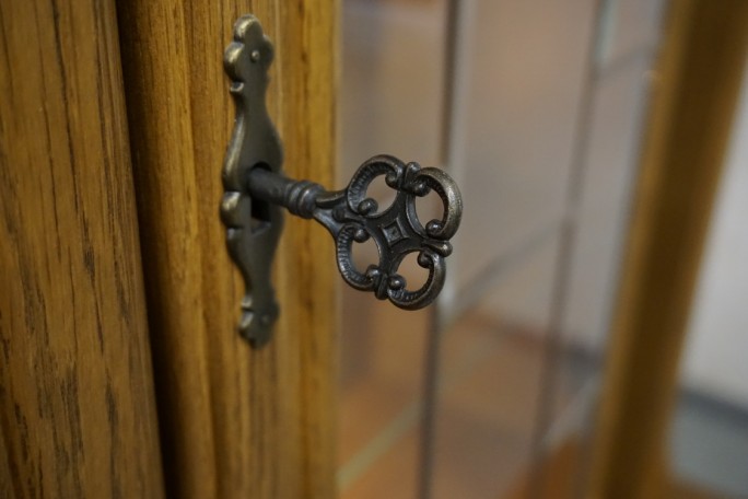 WITRYNA Z KOMODĄ DĘBOWA PODŚWIETLANA SZER. 137 CM