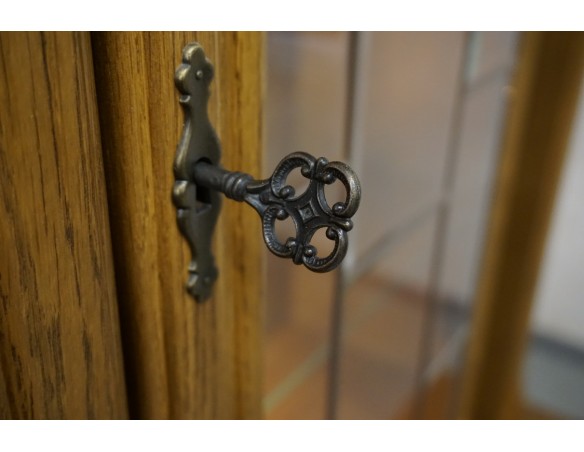 WITRYNA Z KOMODĄ DĘBOWA PODŚWIETLANA SZER. 137 CM