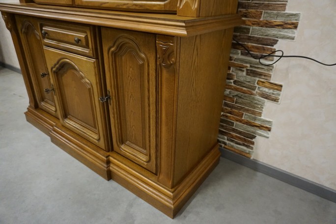 WITRYNA Z KOMODĄ DĘBOWA PODŚWIETLANA SZER. 137 CM