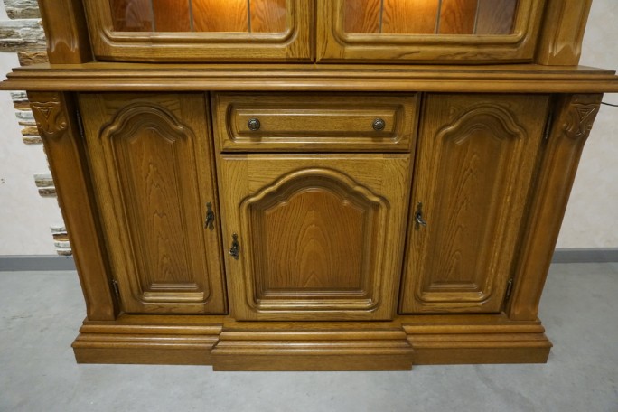 WITRYNA Z KOMODĄ DĘBOWA PODŚWIETLANA SZER. 137 CM