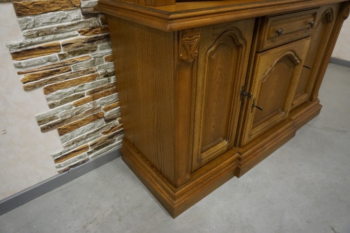 WITRYNA Z KOMODĄ DĘBOWA PODŚWIETLANA SZER. 137 CM