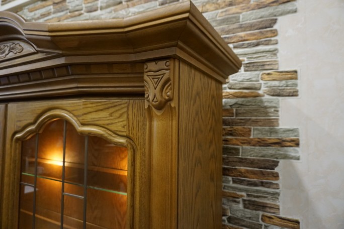 WITRYNA Z KOMODĄ DĘBOWA PODŚWIETLANA SZER. 137 CM