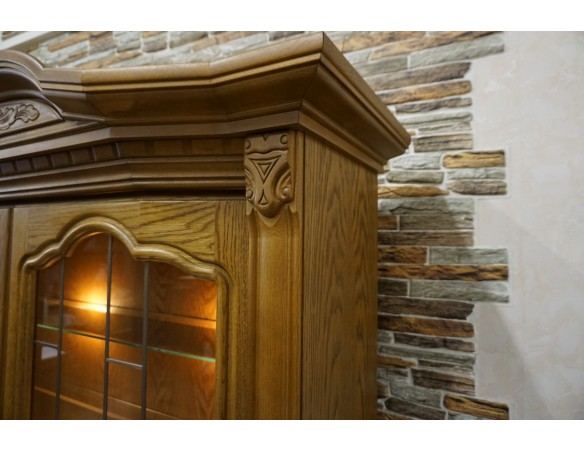 WITRYNA Z KOMODĄ DĘBOWA PODŚWIETLANA SZER. 137 CM