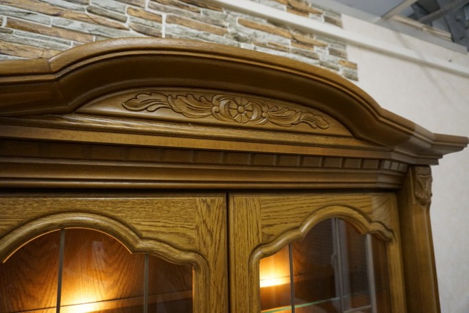 WITRYNA Z KOMODĄ DĘBOWA PODŚWIETLANA SZER. 137 CM