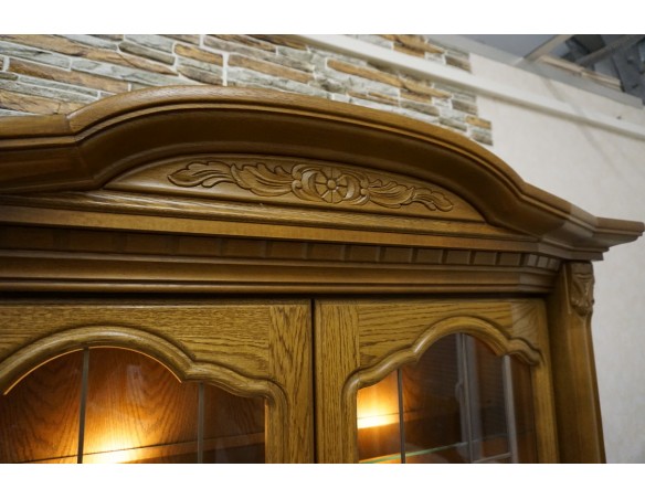 WITRYNA Z KOMODĄ DĘBOWA PODŚWIETLANA SZER. 137 CM