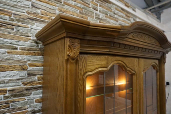 WITRYNA Z KOMODĄ DĘBOWA PODŚWIETLANA SZER. 137 CM