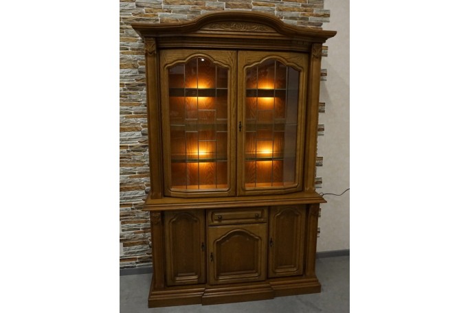 WITRYNA Z KOMODĄ DĘBOWA PODŚWIETLANA SZER. 137 CM