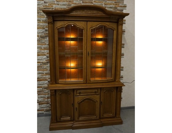 WITRYNA Z KOMODĄ DĘBOWA PODŚWIETLANA SZER. 137 CM