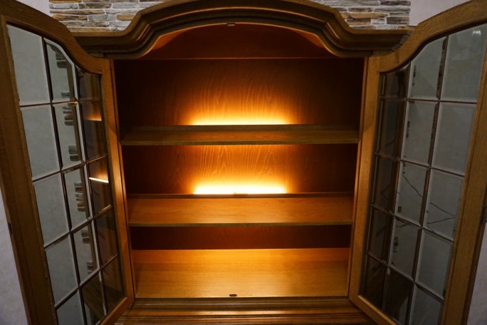 WITRYNA Z KOMODĄ PODŚWIETLANA SZER. 170 CM