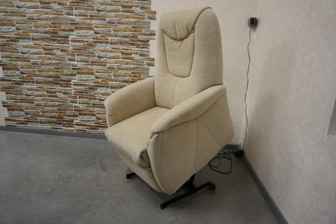 FOTEL ELEKTRYCZNY GERIATRYCZNY Z FUNKCJĄ POMOCY WSTAWANIA 3w1