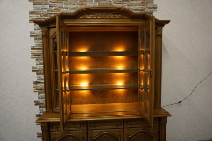 WITRYNA Z KOMODĄ PODŚWIETLANA SZKLANE PÓŁKI...
