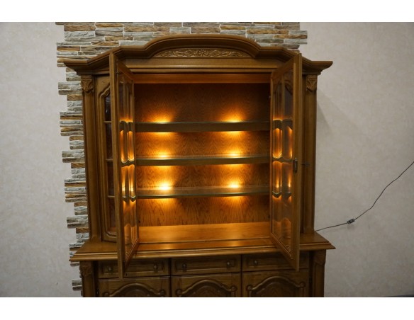 WITRYNA Z KOMODĄ PODŚWIETLANA SZKLANE PÓŁKI SZER. 163 CM