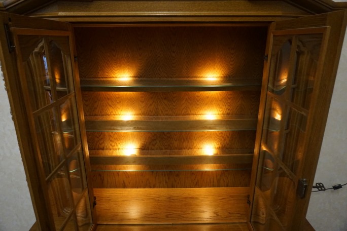 WITRYNA Z KOMODĄ PODŚWIETLANA SZKLANE PÓŁKI...