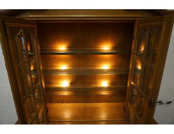 WITRYNA Z KOMODĄ PODŚWIETLANA SZKLANE PÓŁKI SZER. 163 CM