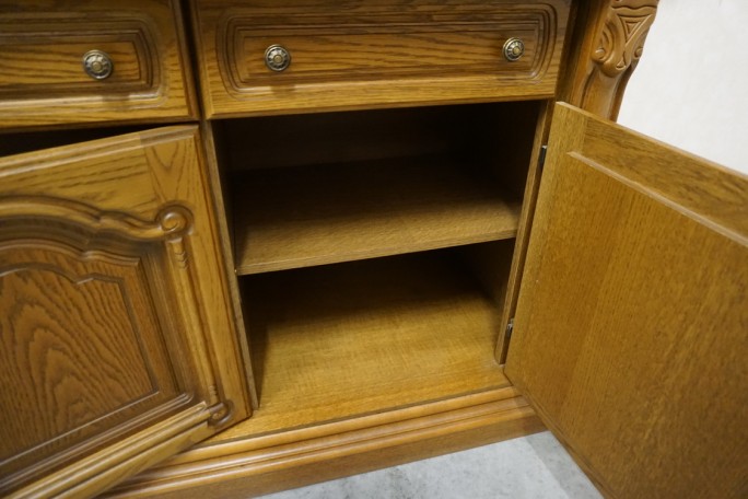 WITRYNA Z KOMODĄ PODŚWIETLANA SZKLANE PÓŁKI...