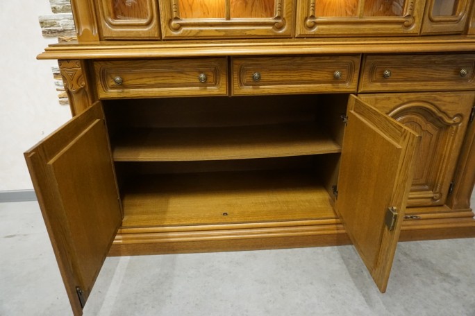 WITRYNA Z KOMODĄ PODŚWIETLANA SZKLANE PÓŁKI...