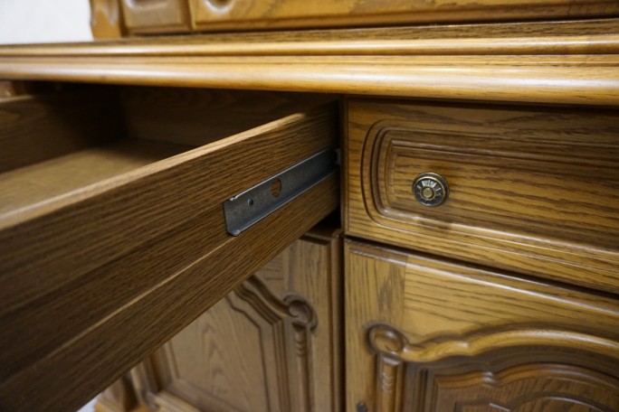 WITRYNA Z KOMODĄ PODŚWIETLANA SZKLANE PÓŁKI...