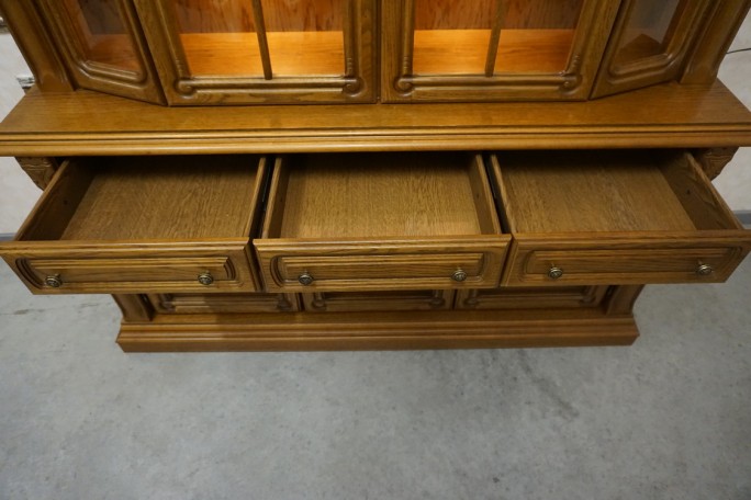 WITRYNA Z KOMODĄ PODŚWIETLANA SZKLANE PÓŁKI...