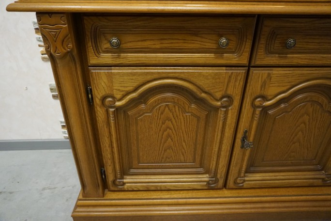 WITRYNA Z KOMODĄ PODŚWIETLANA SZKLANE PÓŁKI...