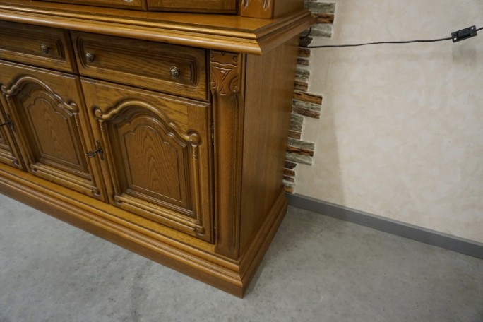 WITRYNA Z KOMODĄ PODŚWIETLANA SZKLANE PÓŁKI...