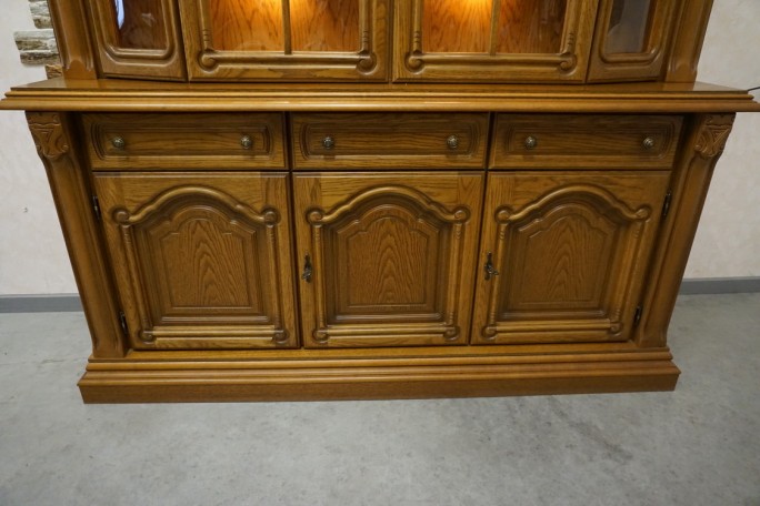 WITRYNA Z KOMODĄ PODŚWIETLANA SZKLANE PÓŁKI...