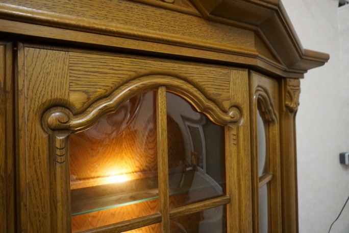 WITRYNA Z KOMODĄ PODŚWIETLANA SZKLANE PÓŁKI...