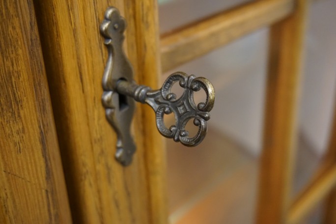 WITRYNA Z KOMODĄ PODŚWIETLANA SZKLANE PÓŁKI...