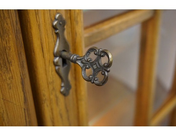 WITRYNA Z KOMODĄ PODŚWIETLANA SZKLANE PÓŁKI SZER. 163 CM