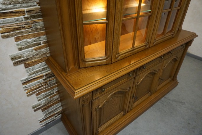 WITRYNA Z KOMODĄ PODŚWIETLANA SZKLANE PÓŁKI...