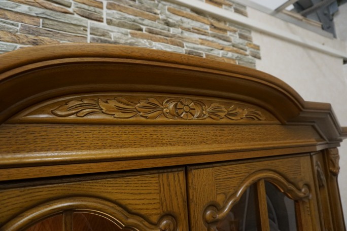 WITRYNA Z KOMODĄ PODŚWIETLANA SZKLANE PÓŁKI...