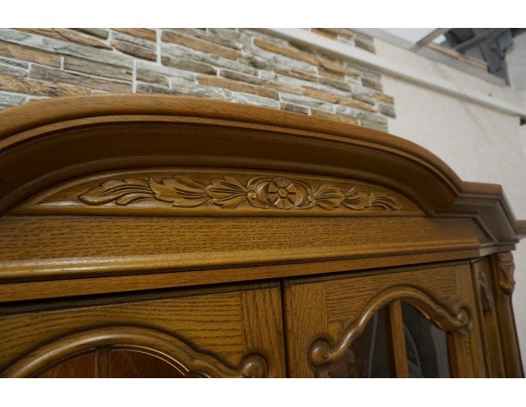 WITRYNA Z KOMODĄ PODŚWIETLANA SZKLANE PÓŁKI SZER. 163 CM