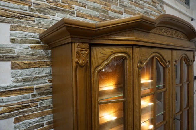 WITRYNA Z KOMODĄ PODŚWIETLANA SZKLANE PÓŁKI...