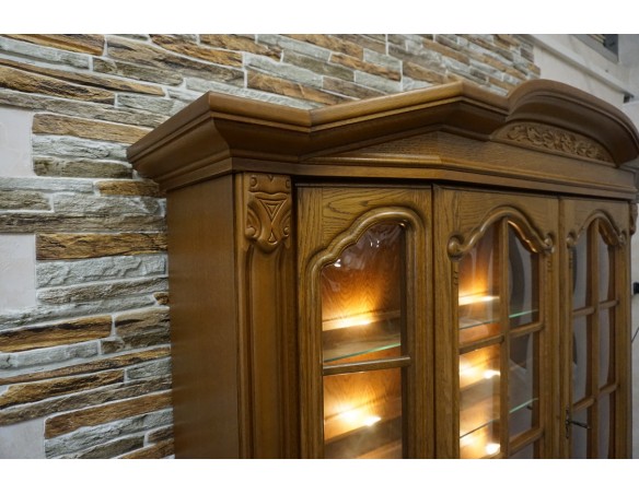 WITRYNA Z KOMODĄ PODŚWIETLANA SZKLANE PÓŁKI SZER. 163 CM