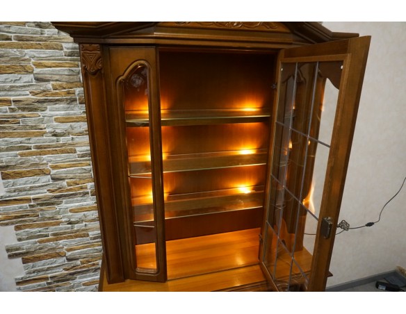 WITRYNA Z KOMODĄ ORZECH WĄSKA PODŚWIETLANA SZER. 118 CM