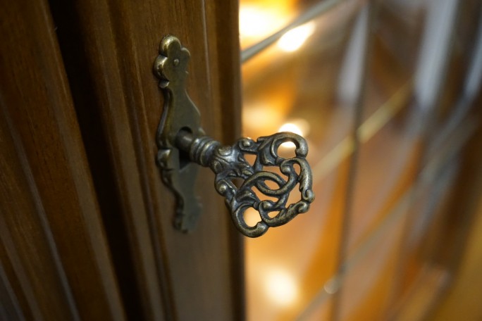 WITRYNA Z KOMODĄ ORZECH WĄSKA PODŚWIETLANA...