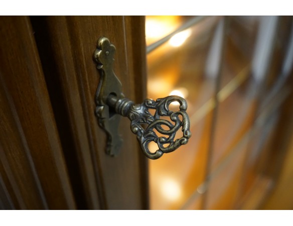 WITRYNA Z KOMODĄ ORZECH WĄSKA PODŚWIETLANA SZER. 118 CM