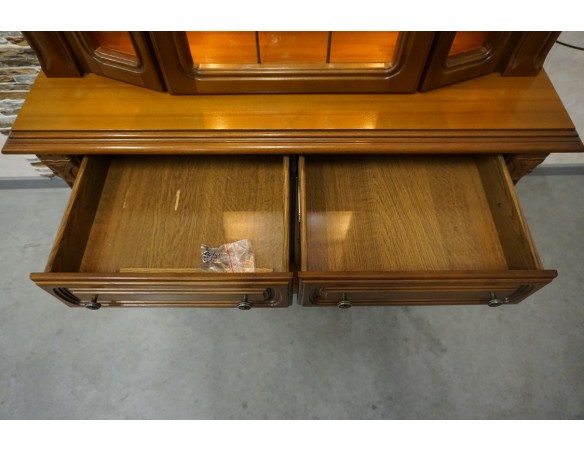 WITRYNA Z KOMODĄ ORZECH WĄSKA PODŚWIETLANA SZER. 118 CM