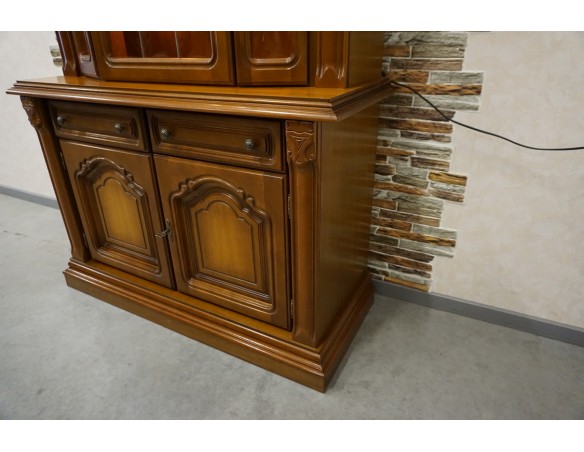 WITRYNA Z KOMODĄ ORZECH WĄSKA PODŚWIETLANA SZER. 118 CM