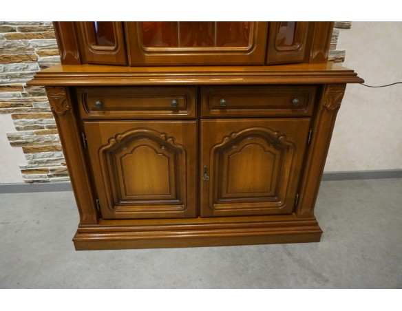 WITRYNA Z KOMODĄ ORZECH WĄSKA PODŚWIETLANA SZER. 118 CM