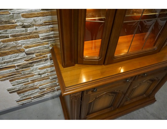 WITRYNA Z KOMODĄ ORZECH WĄSKA PODŚWIETLANA SZER. 118 CM