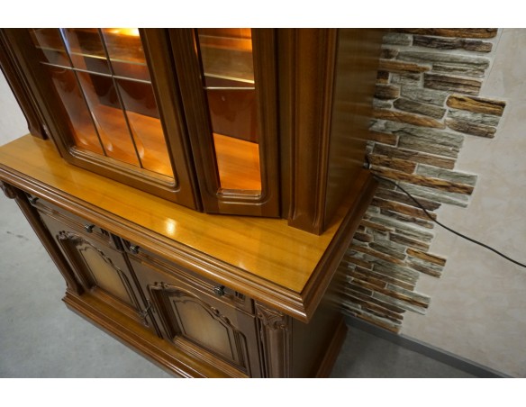 WITRYNA Z KOMODĄ ORZECH WĄSKA PODŚWIETLANA SZER. 118 CM