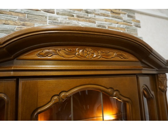 WITRYNA Z KOMODĄ ORZECH WĄSKA PODŚWIETLANA SZER. 118 CM