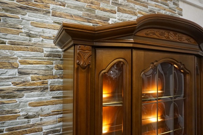 WITRYNA Z KOMODĄ ORZECH WĄSKA PODŚWIETLANA...