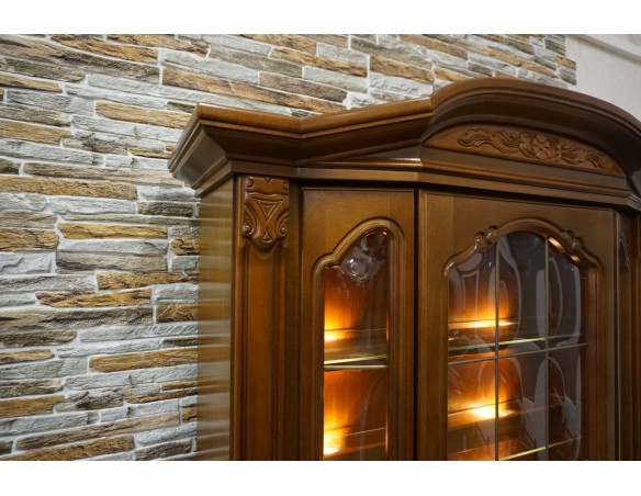 WITRYNA Z KOMODĄ ORZECH WĄSKA PODŚWIETLANA SZER. 118 CM